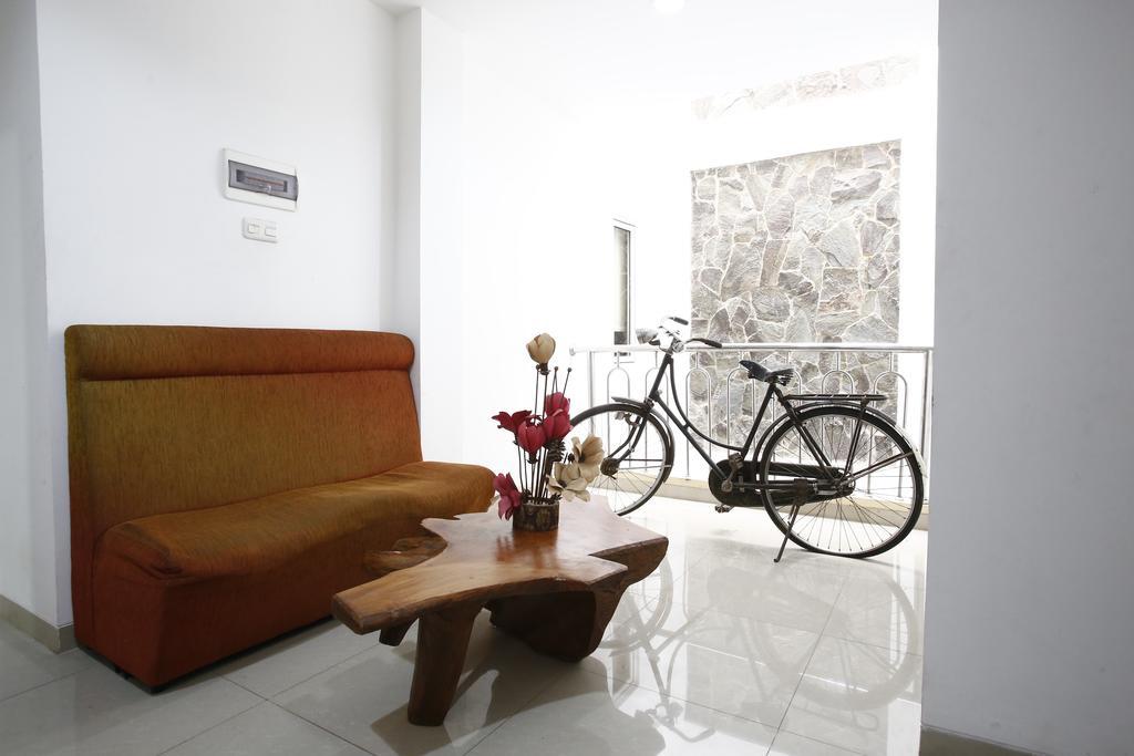 Hotel RedDoorz near Cilandak Town Square Dżakarta Zewnętrze zdjęcie