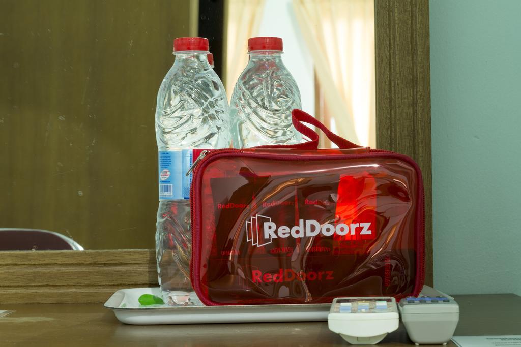 Hotel RedDoorz near Cilandak Town Square Dżakarta Zewnętrze zdjęcie