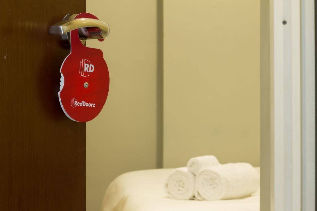 Hotel RedDoorz near Cilandak Town Square Dżakarta Zewnętrze zdjęcie