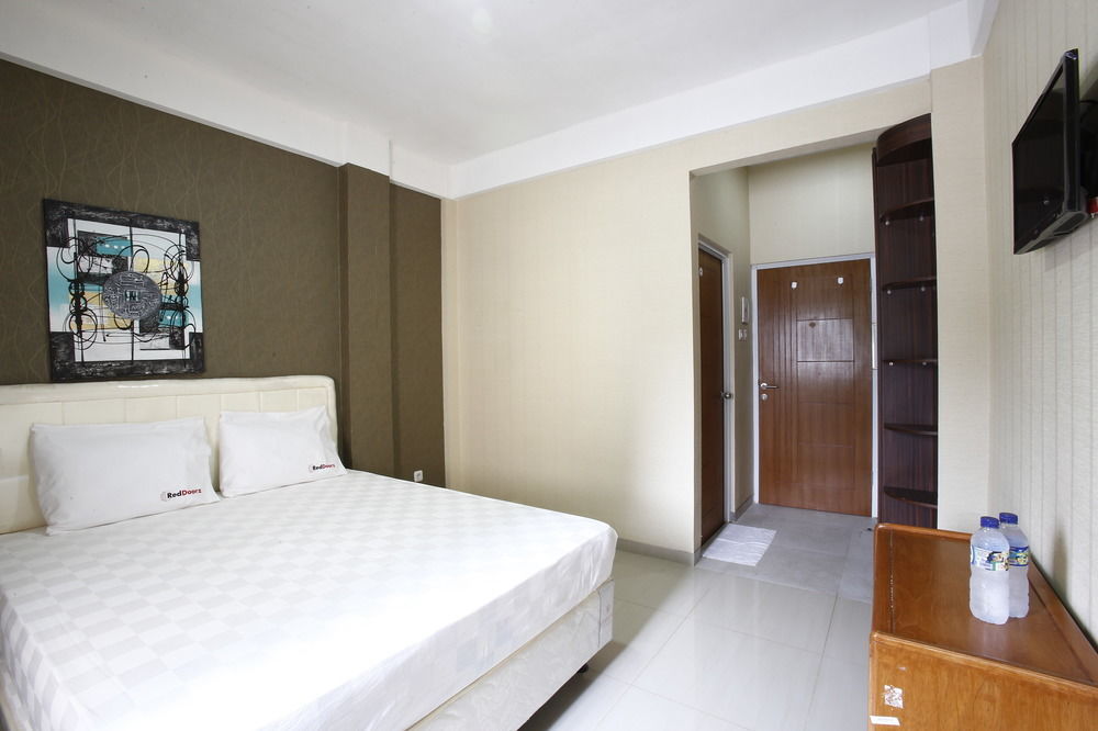 Hotel RedDoorz near Cilandak Town Square Dżakarta Zewnętrze zdjęcie