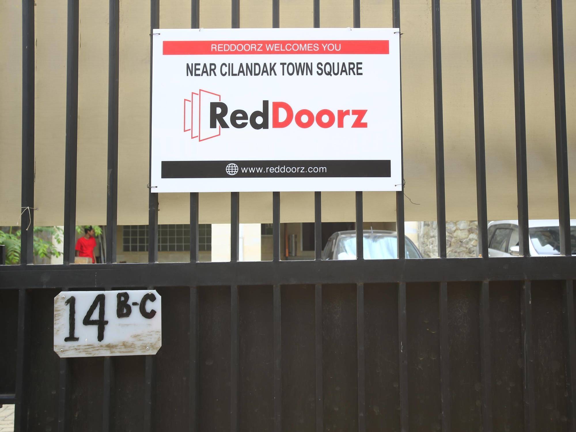 Hotel RedDoorz near Cilandak Town Square Dżakarta Zewnętrze zdjęcie