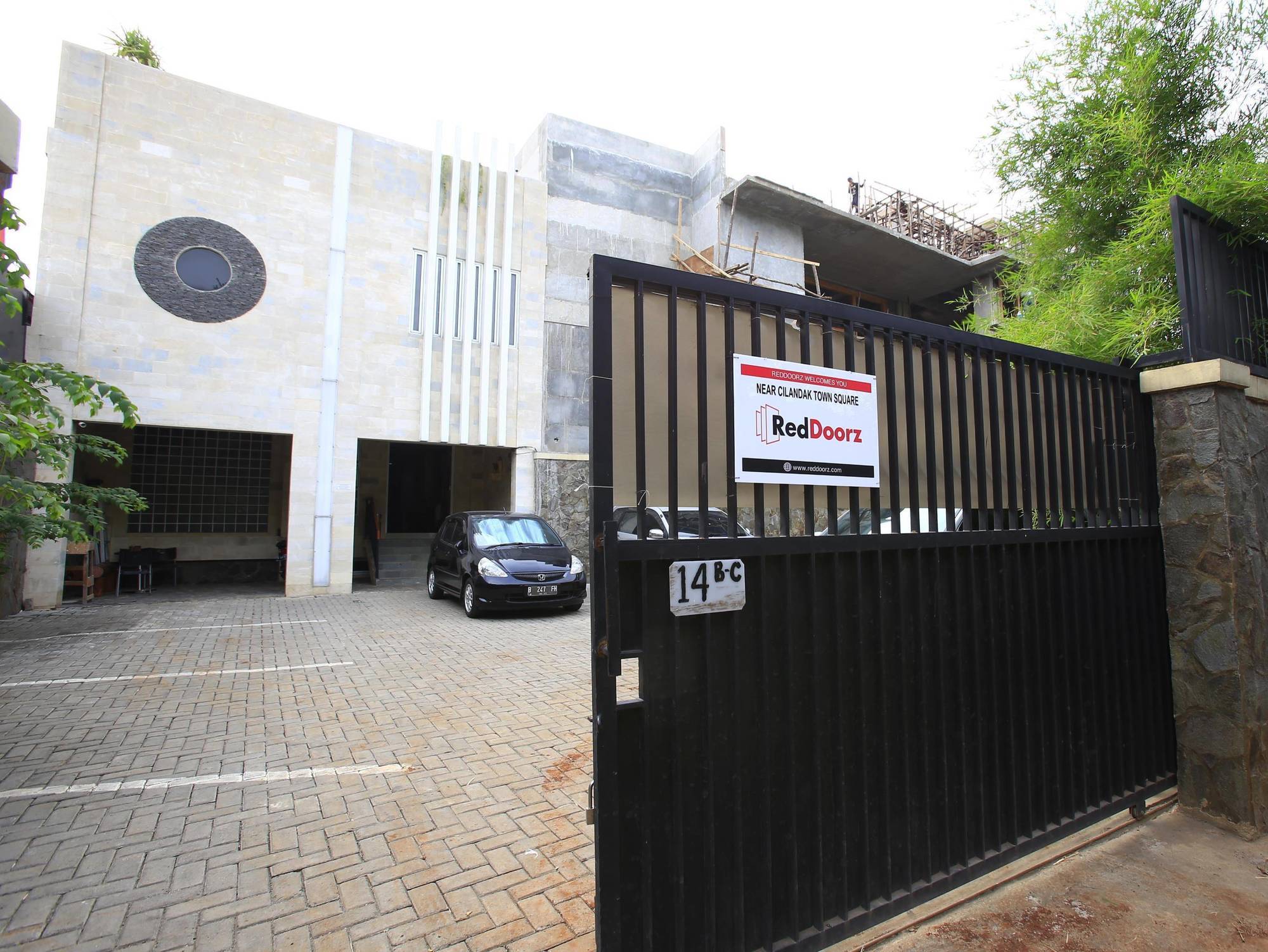 Hotel RedDoorz near Cilandak Town Square Dżakarta Zewnętrze zdjęcie